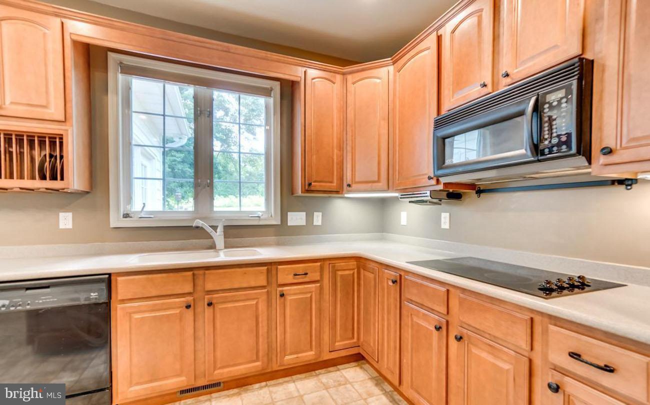 161 Revell Road Fredericksburg, VA 22405 - Photo 21 of 46 Maple cabinets and Corian countertops