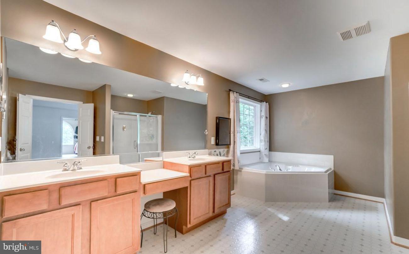161 Revell Road Fredericksburg, VA 22405 - Photo 33 of 46 Separate vanities with jet soaking tub