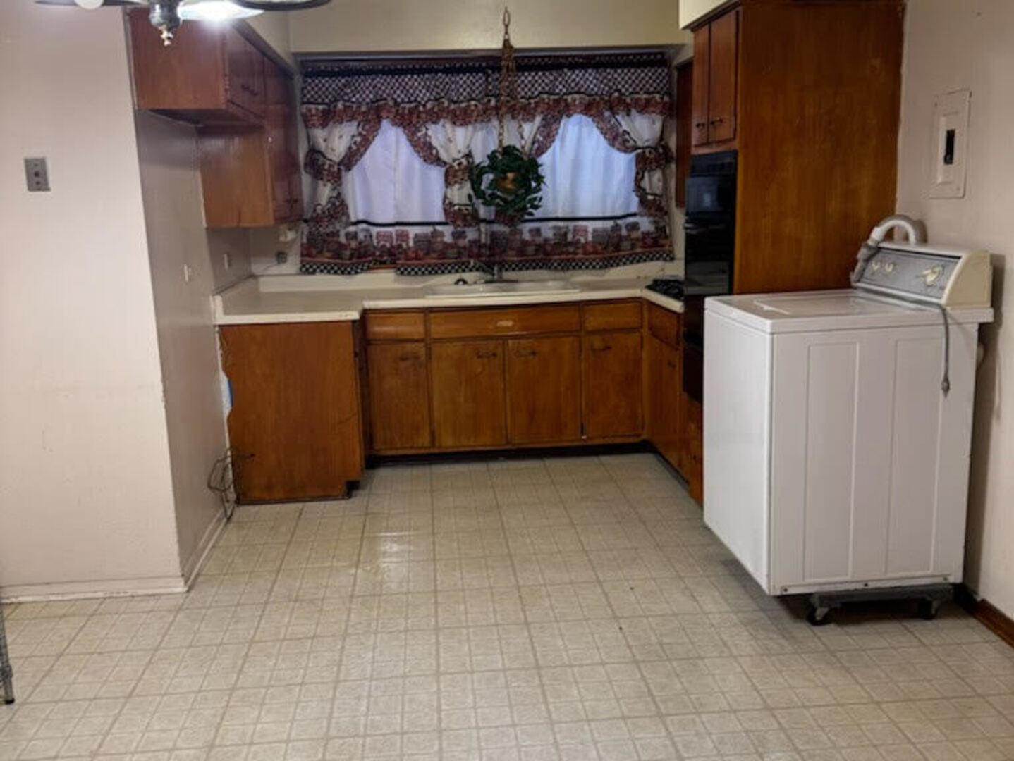 9209 South Cottage Grove Avenue, Unit A6 Chicago, IL 60619 - Photo 5 of 12 a utility room with sink dryer and washer