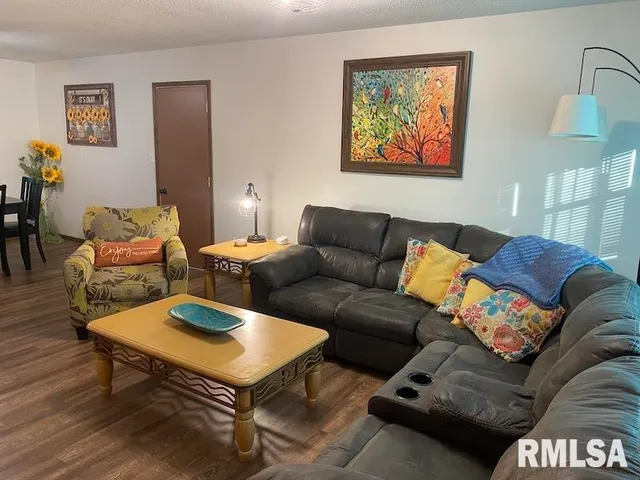 $140,000 | 706 East Madison Avenue, Casey, IL 62420