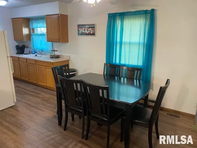 $140,000 | 706 East Madison Avenue, Casey, IL 62420