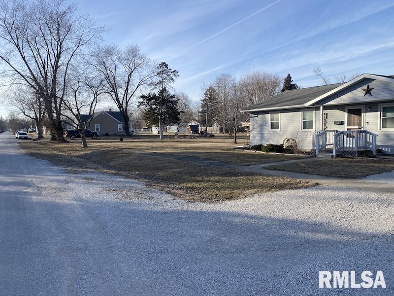 706 East Madison Avenue Casey, IL 62420 - Photo 4 of 41