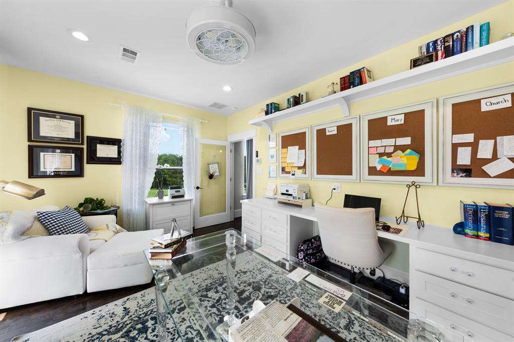 365 Private Road 5529 Point, TX 75472 - Photo 33 of 40 a living room with furniture