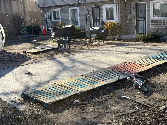 a view of a house with backyard and sitting area