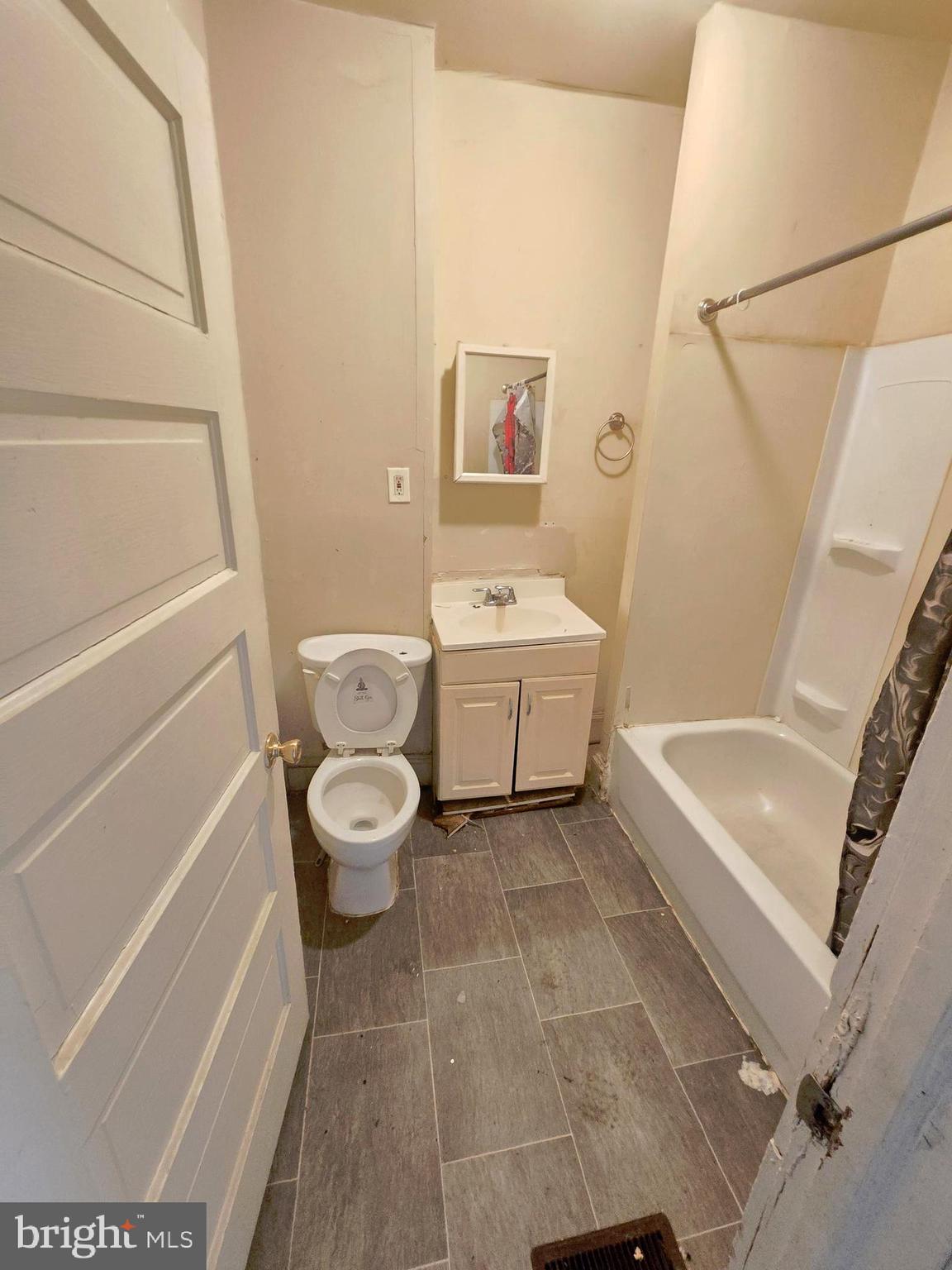653 Bartlett Avenue Baltimore, MD 21218 - Photo 11 of 14 a bathroom with a toilet a sink and bathtub