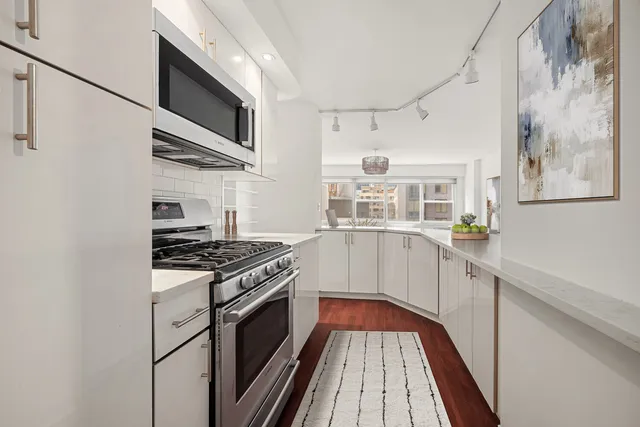 $995,000 | 153 East 57th Street, Unit 9GH | Midtown East