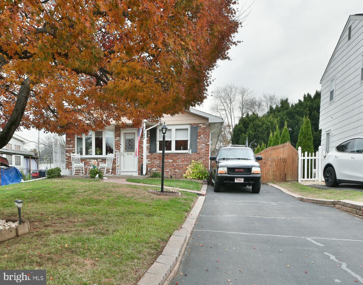 127 Ellis Road Willow Grove, PA 19090 - Photo 4 of 38 a view of a yard in front of a house