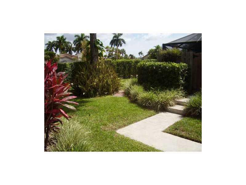 7596 Courtyard Run East, Unit 7596 Boca Raton, FL 33433 - Photo 2 of 8 Exterior Front