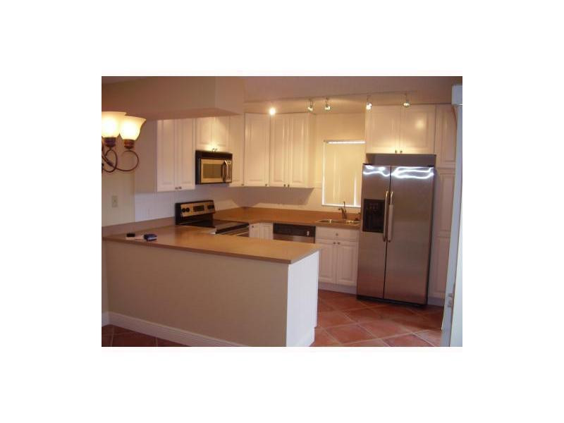 7596 Courtyard Run East, Unit 7596 Boca Raton, FL 33433 - Photo 4 of 8 Kitchen