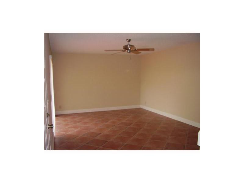 7596 Courtyard Run East, Unit 7596 Boca Raton, FL 33433 - Photo 5 of 8 Living Room