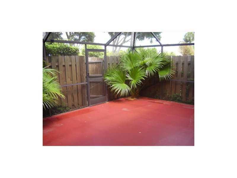 7596 Courtyard Run East, Unit 7596 Boca Raton, FL 33433 - Photo 6 of 8 Patio/Deck