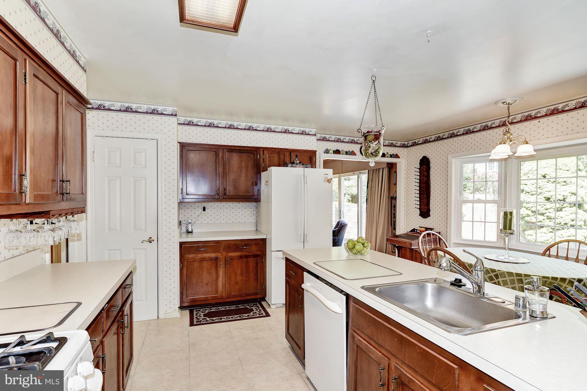 10247 Gainsborough Road Potomac, MD 20854 - Photo 16 of 28 Kitchen