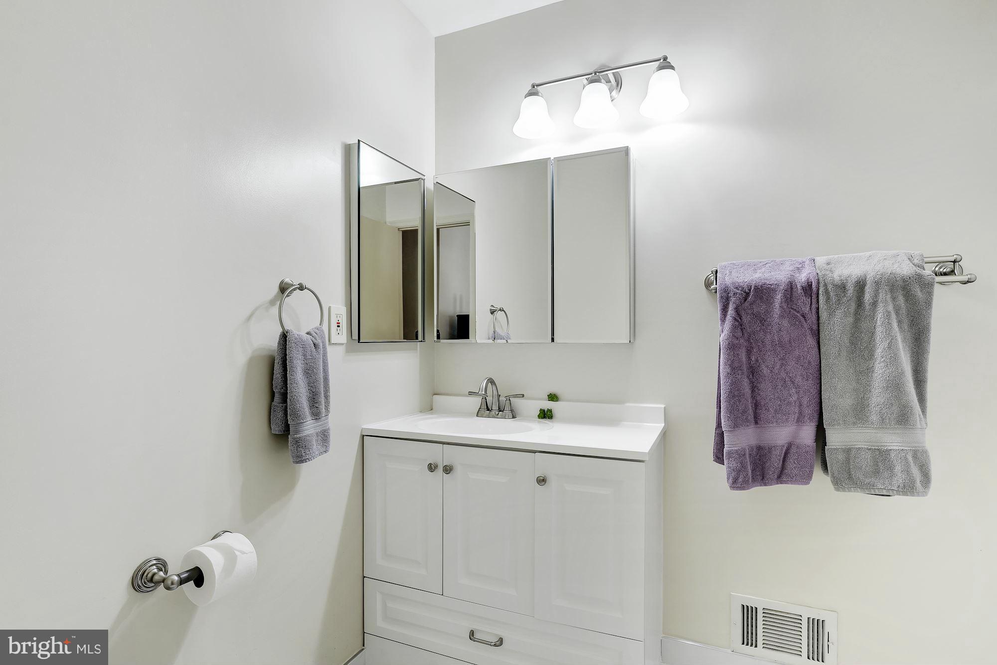 10247 Gainsborough Road Potomac, MD 20854 - Photo 21 of 28 Bath