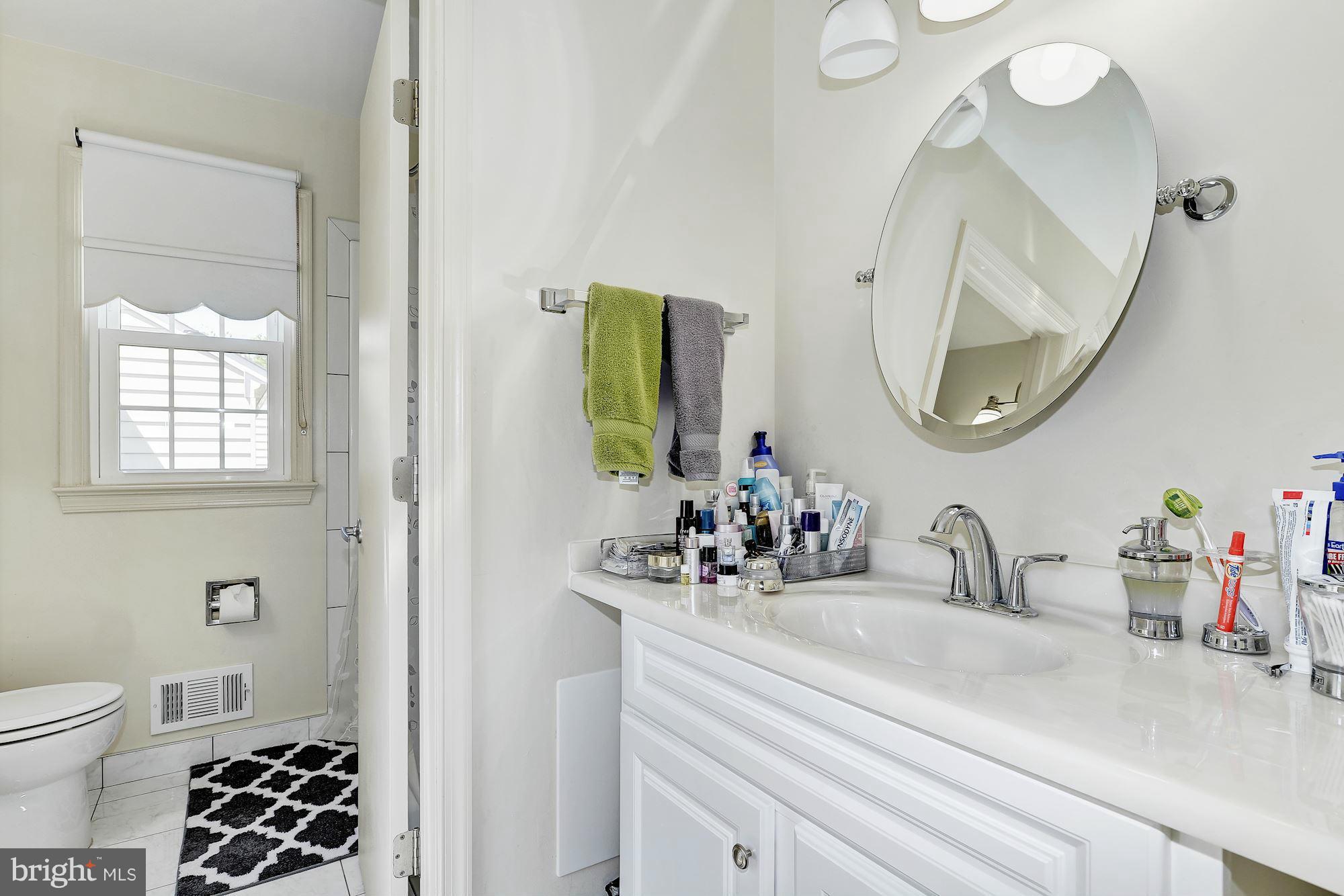 10247 Gainsborough Road Potomac, MD 20854 - Photo 23 of 28 Bath