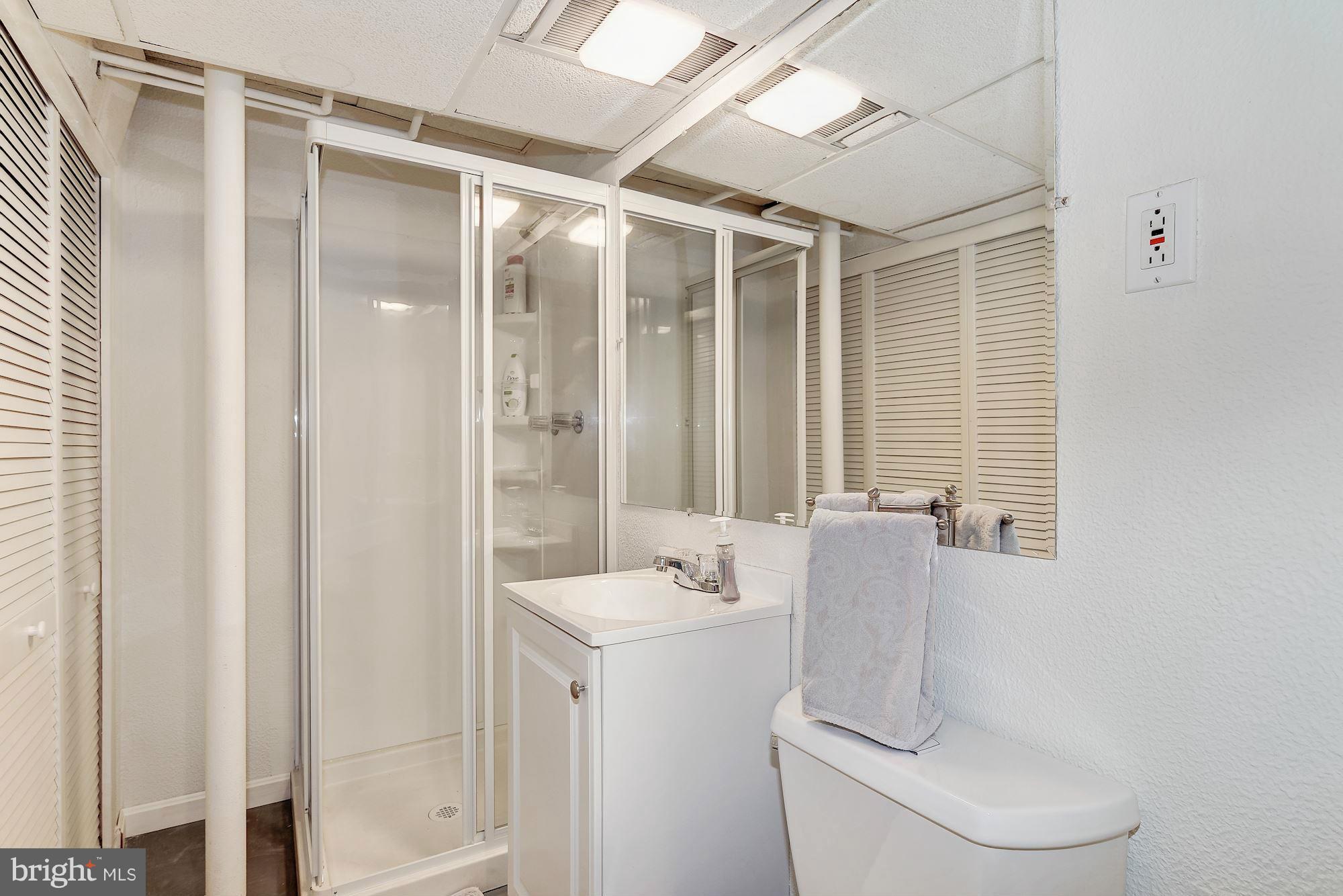 10247 Gainsborough Road Potomac, MD 20854 - Photo 25 of 28 Bath
