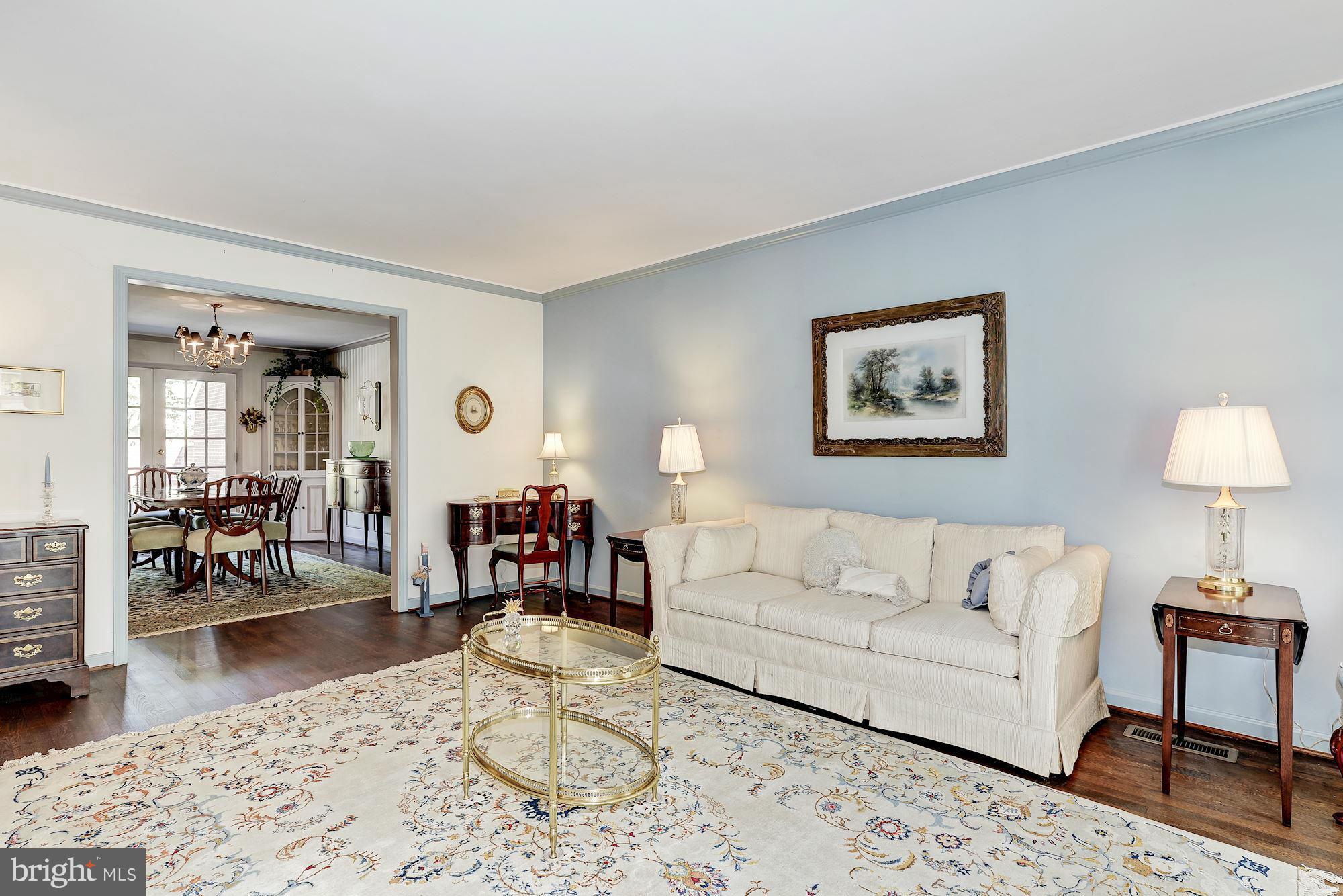 10247 Gainsborough Road Potomac, MD 20854 - Photo 9 of 28 Living Room