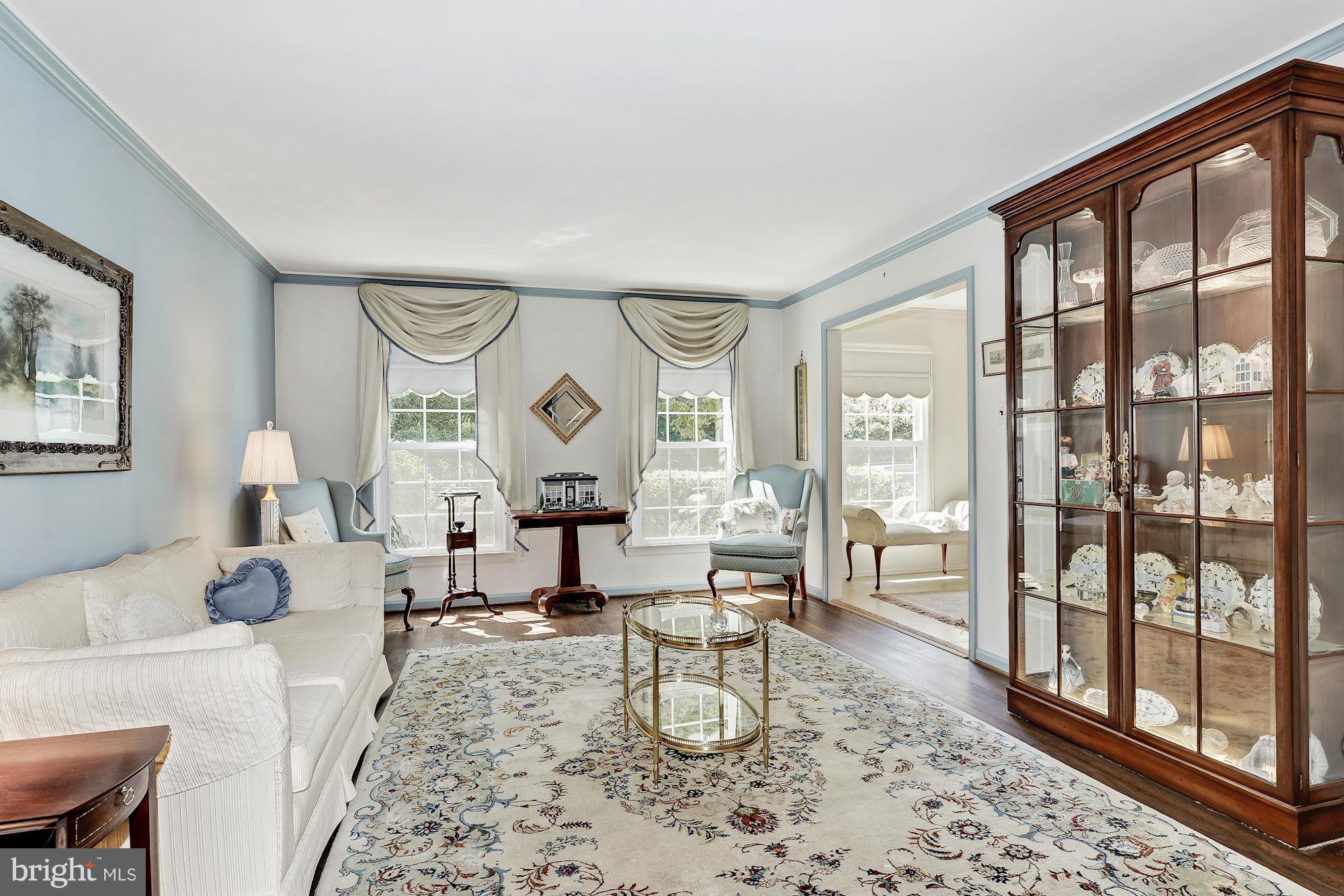 10247 Gainsborough Road Potomac, MD 20854 - Photo 10 of 28 Living Room