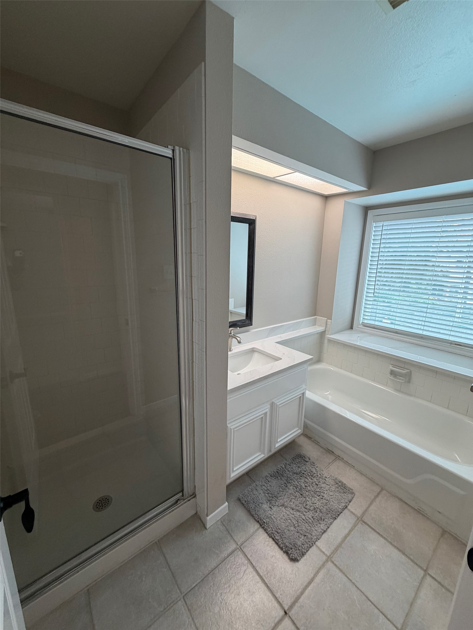 2326 Streamcrest Lane Sugar Land, TX 77479 - Photo 35 of 42 Tile flooring. Plate glass window overlooking pool.
