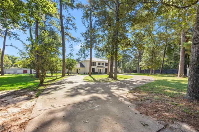 a view of a yard with a house