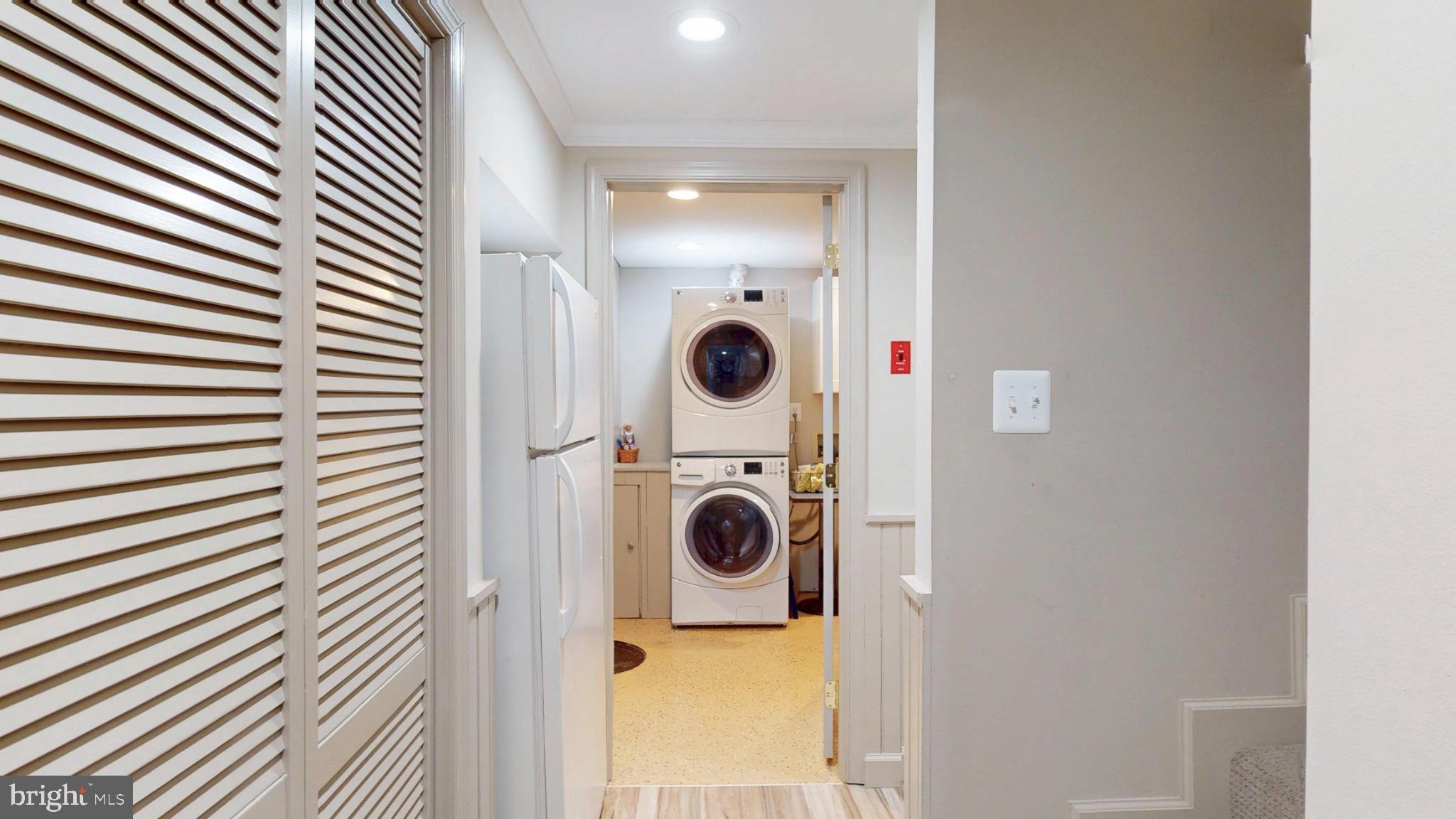 21539 Oatlands Road Aldie, VA 20105 - Photo 56 of 112 Laundry room with laundry chute