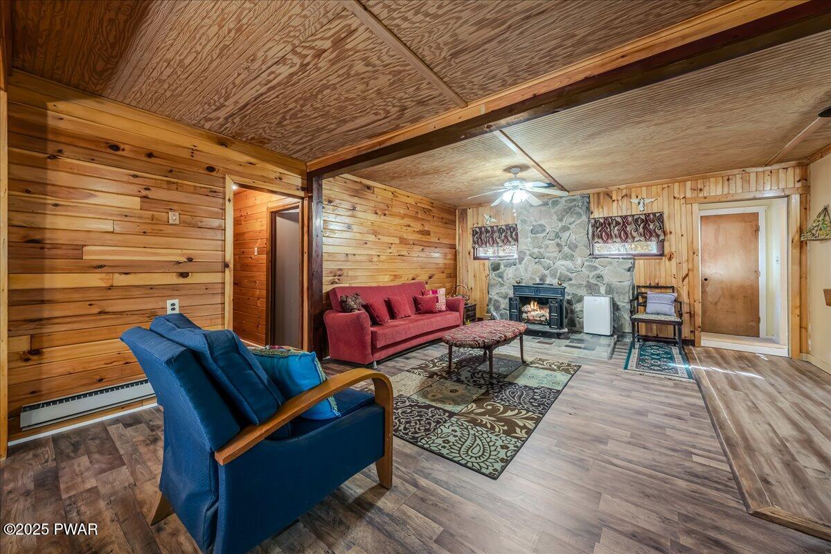 127 Wynooska Road Greentown, PA 18426 - Photo 5 of 32 Living Room