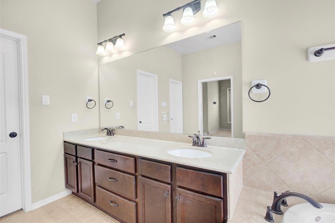 2513 Golfcrest Drive Houston, TX 77089 - Photo 20 of 33