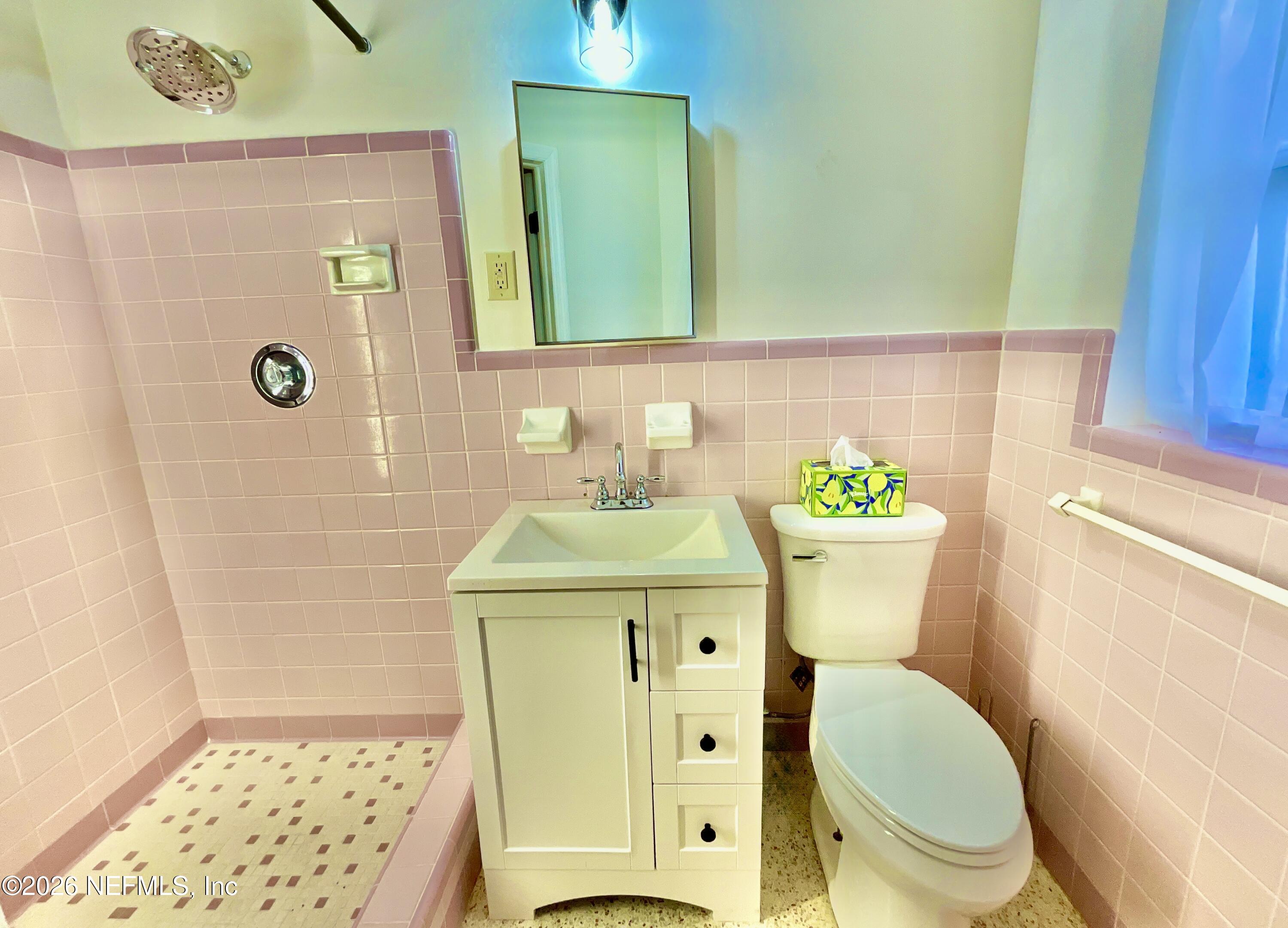 17221 Northeast 77th Lane Hawthorne, FL 32640 - Photo 31 of 59 a bathroom with a sink a toilet and shower