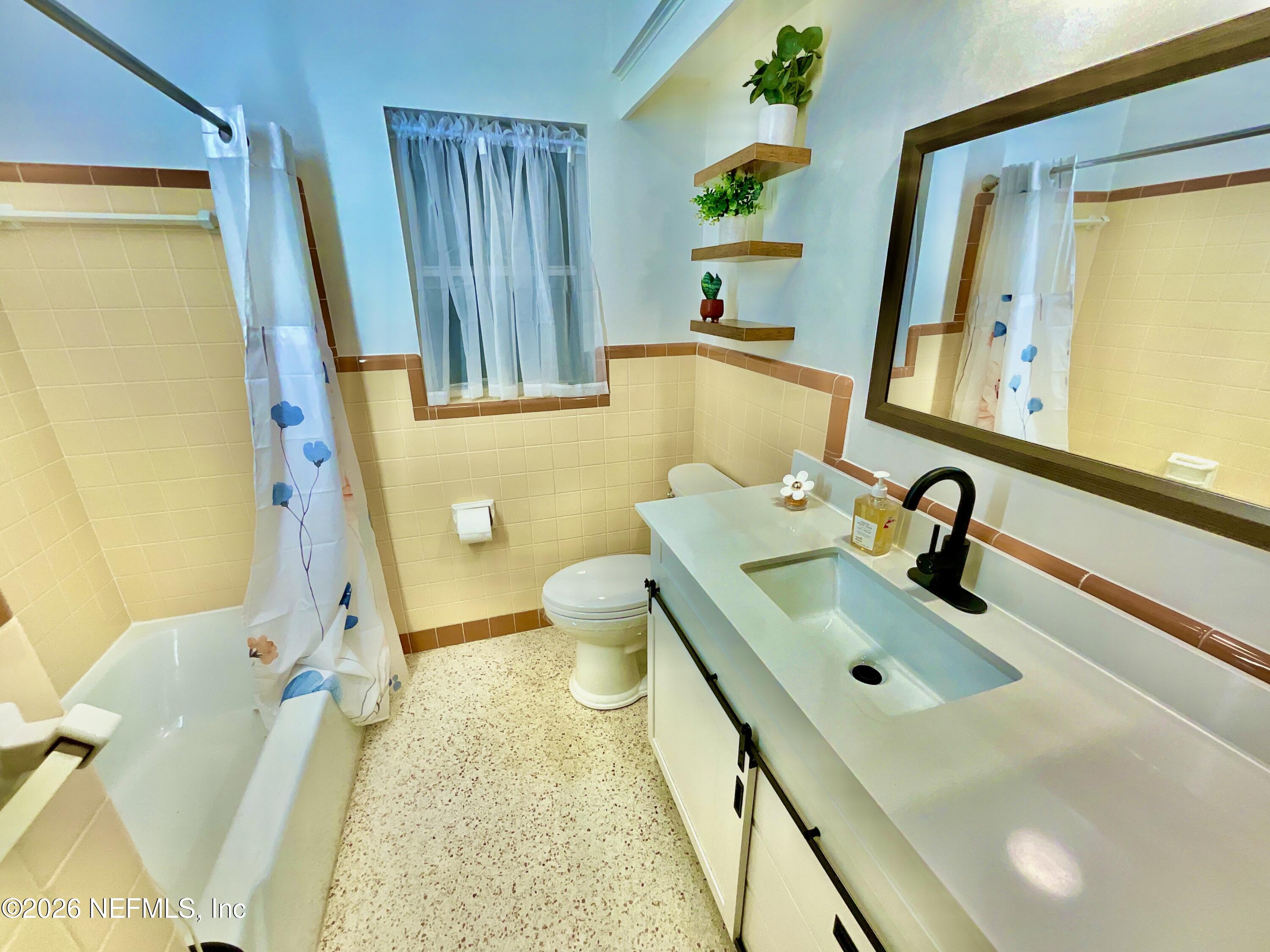 17221 Northeast 77th Lane Hawthorne, FL 32640 - Photo 38 of 59 a bathroom with a sink a toilet and mirror
