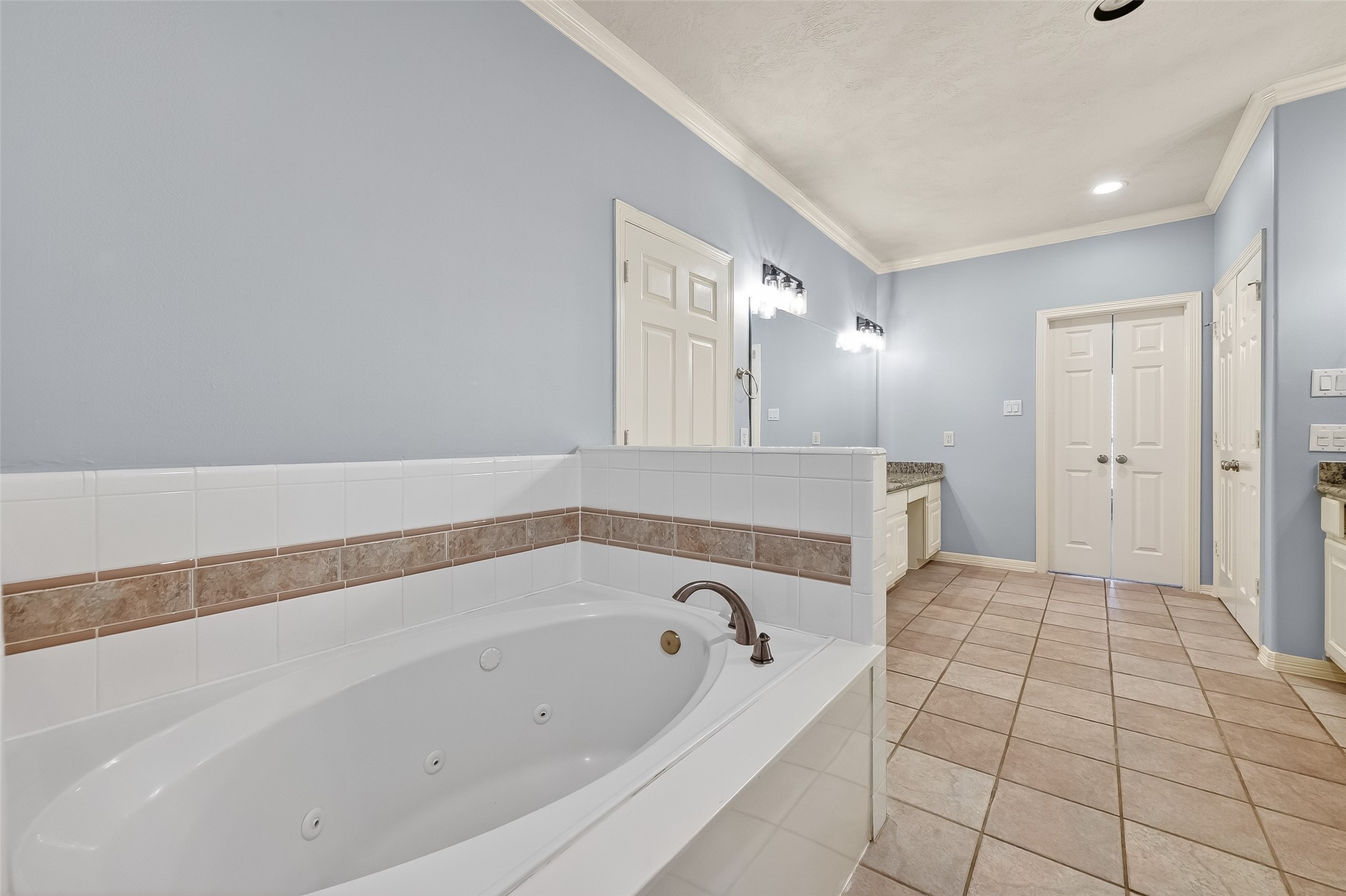 5835 Val Verde Street Houston, TX 77057 - Photo 17 of 21 a spacious bathroom with a bathtub and shower