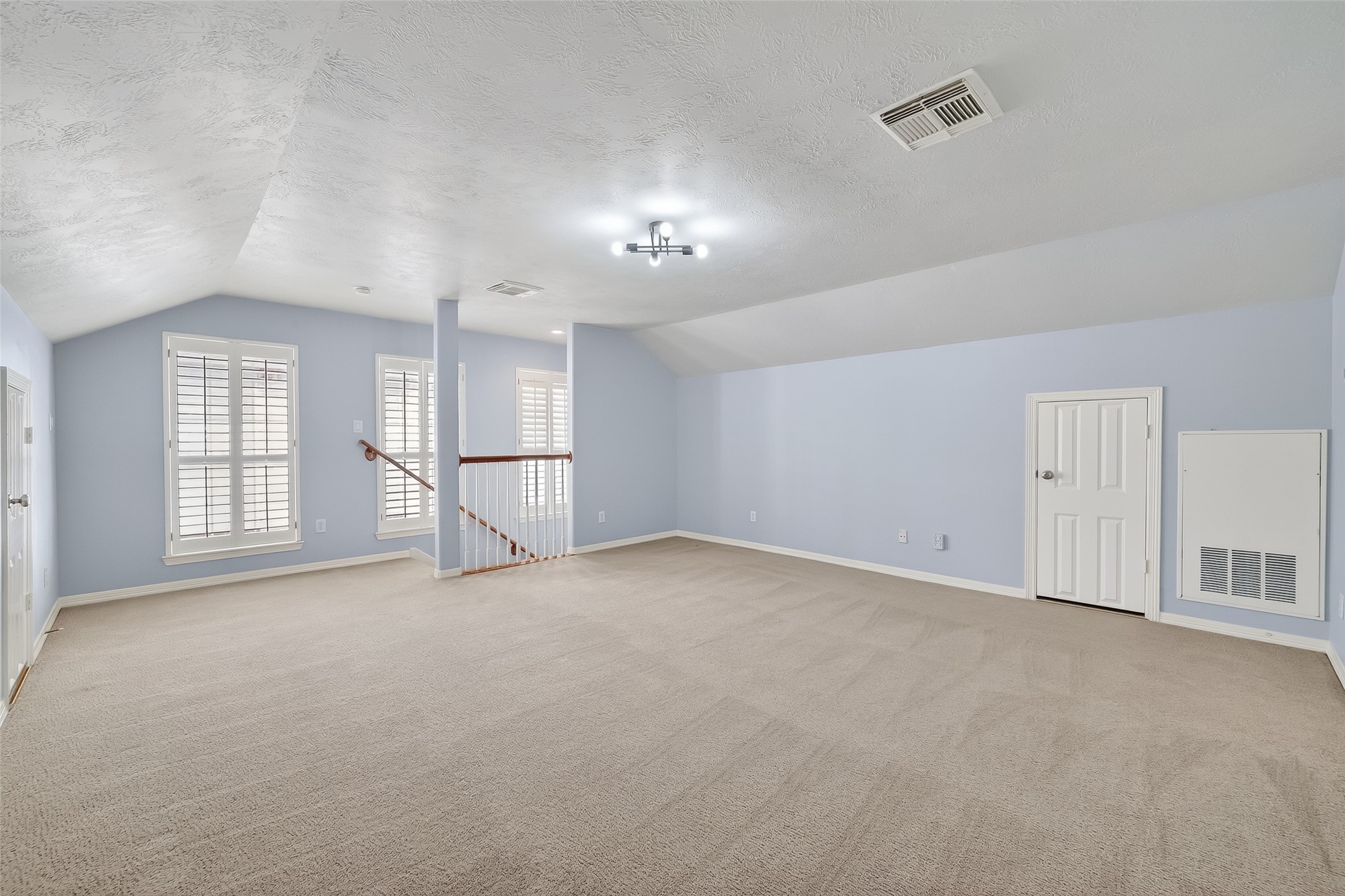 5835 Val Verde Street Houston, TX 77057 - Photo 20 of 21 a view of an empty room with a window