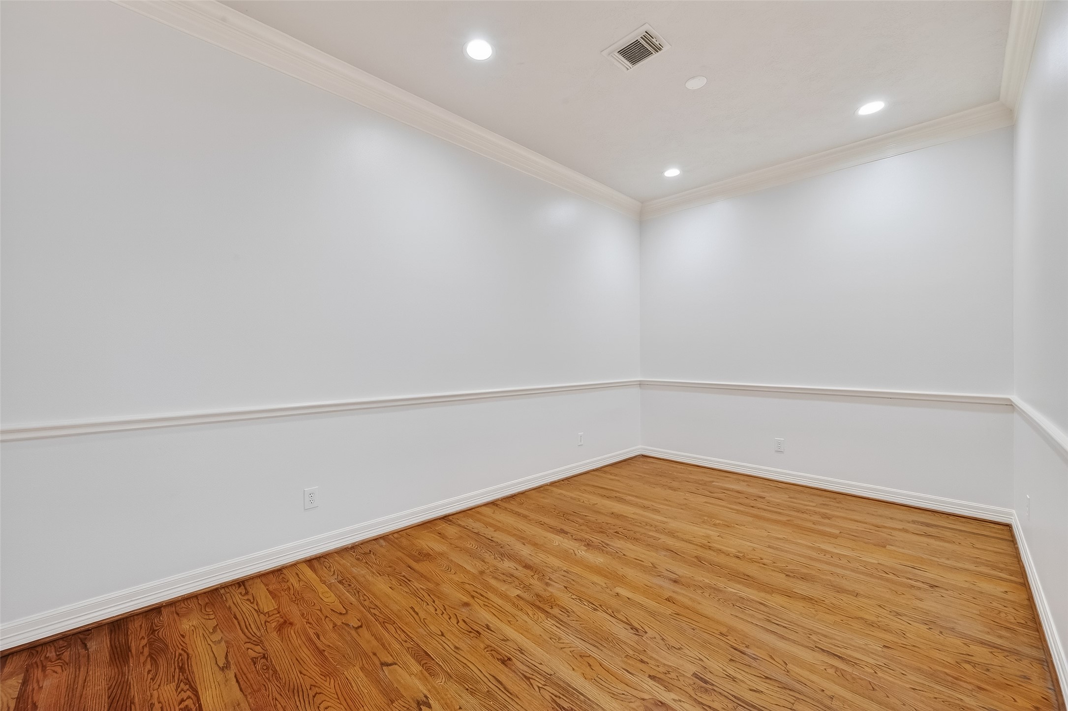5835 Val Verde Street Houston, TX 77057 - Photo 5 of 21 a view of empty room