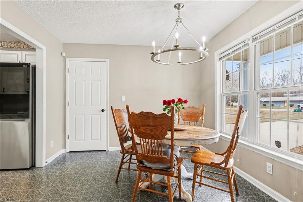 323 Jarrett Road Thomasville, NC 27360 - Photo 8 of 25