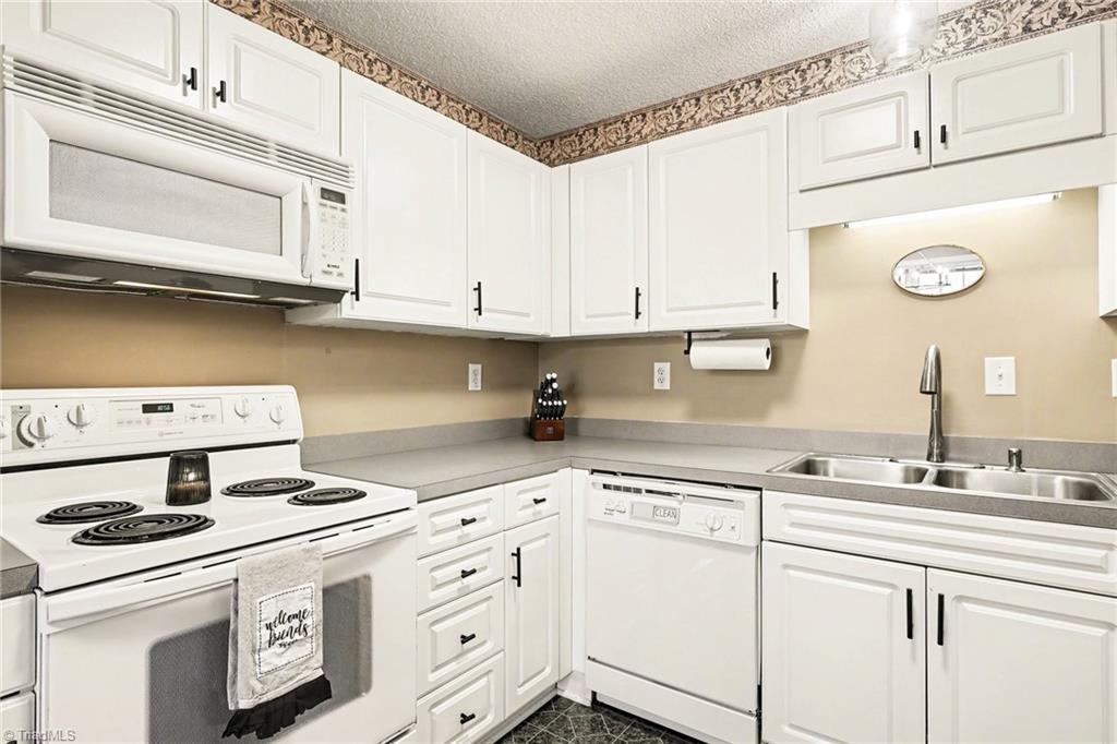 323 Jarrett Road Thomasville, NC 27360 - Photo 10 of 25