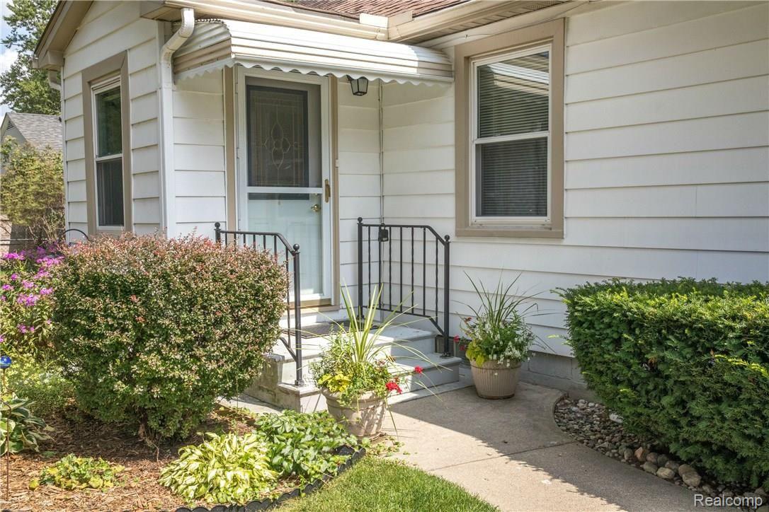 1230 Merry Road Waterford, MI 48328 - Photo 6 of 27 Quaint Entry
