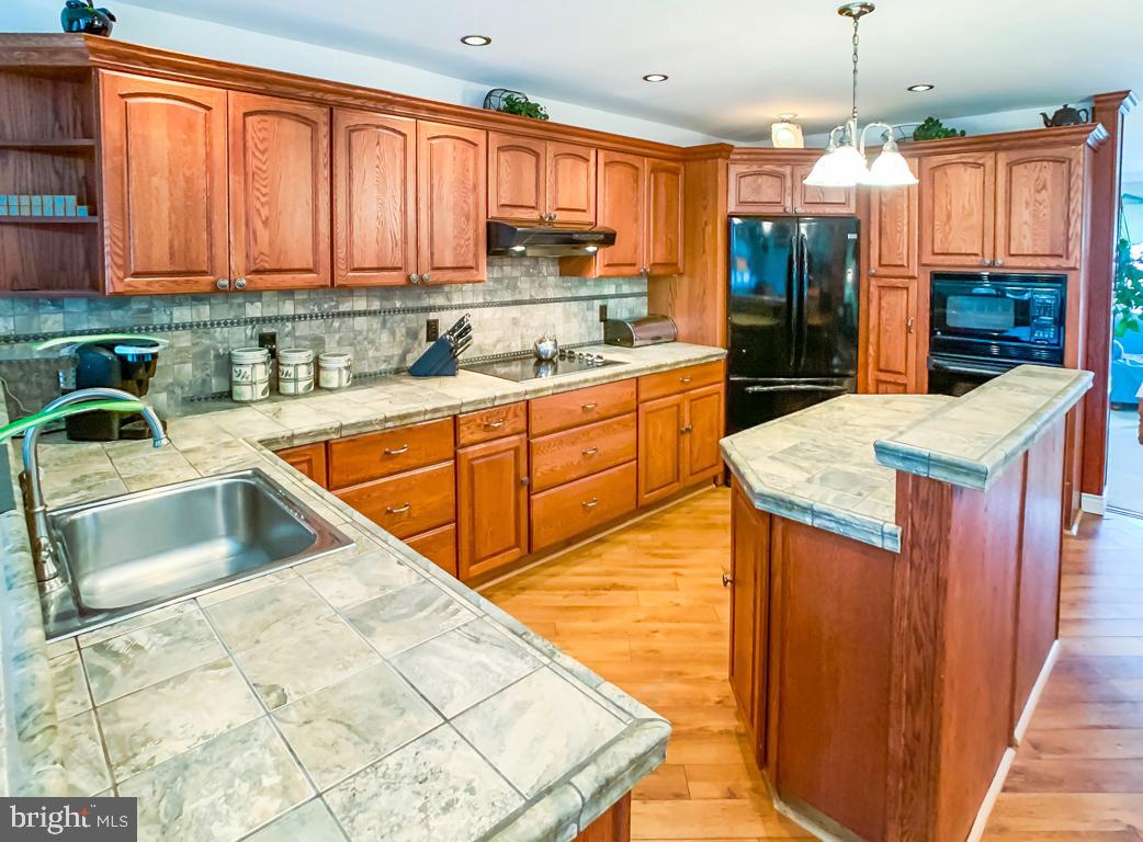 31 Margin Road Levittown, PA 19056 - Photo 4 of 29