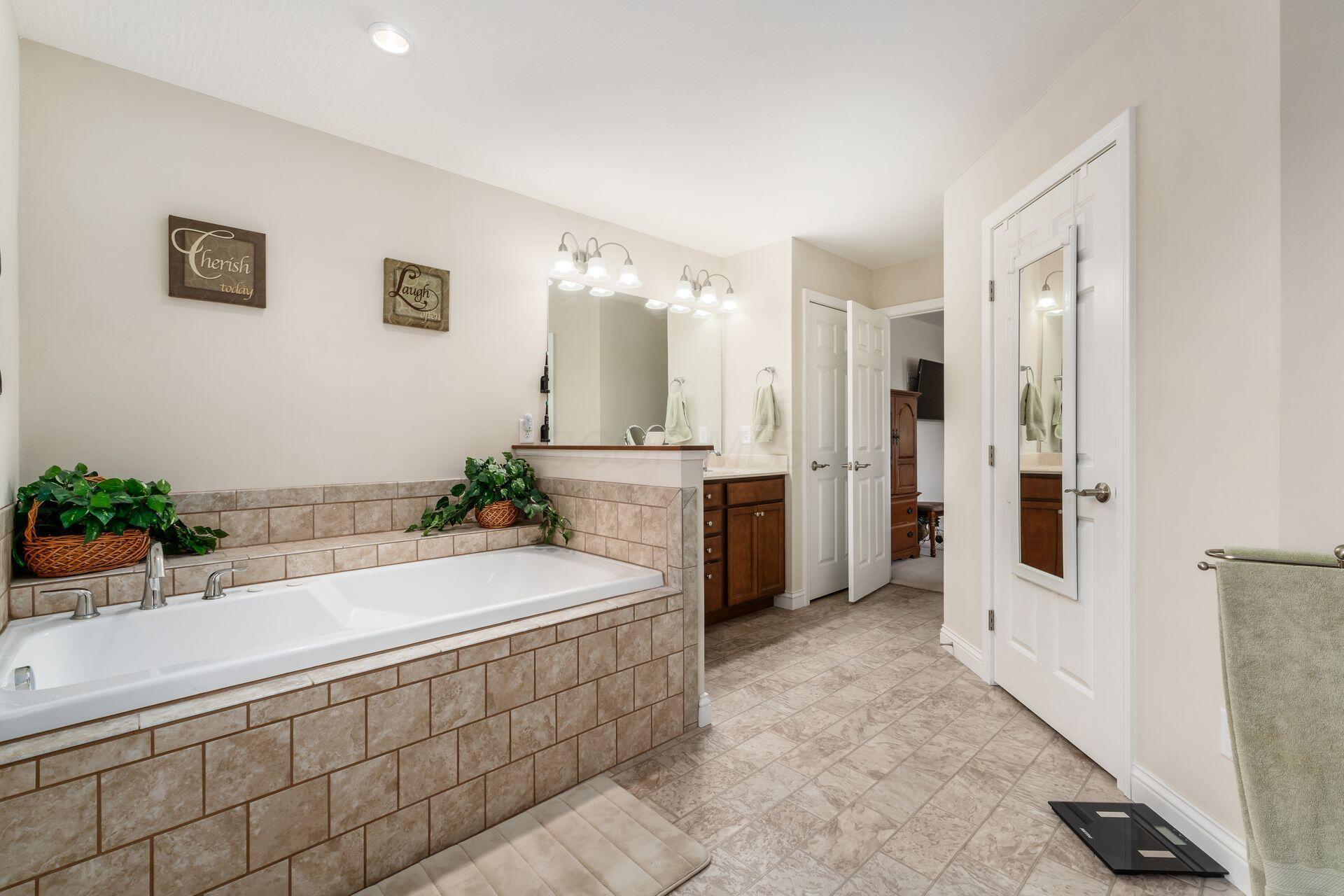 4105 Chillicothe Lancaster Road Southwest Lancaster, OH 43130 - Photo 22 of 80 Master bath with tub and walk in shower