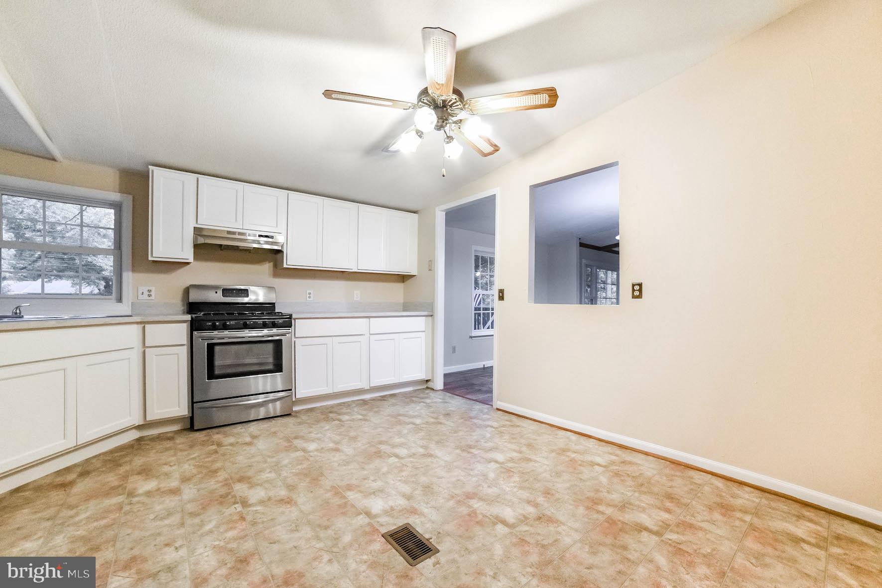 23293 By The Mill Road California, MD 20619 - Photo 8 of 28 Cook love a gas stove!
