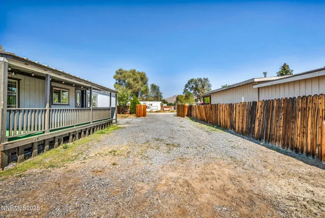 a view of a backyard