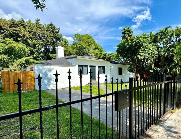 a view of a house with backyard