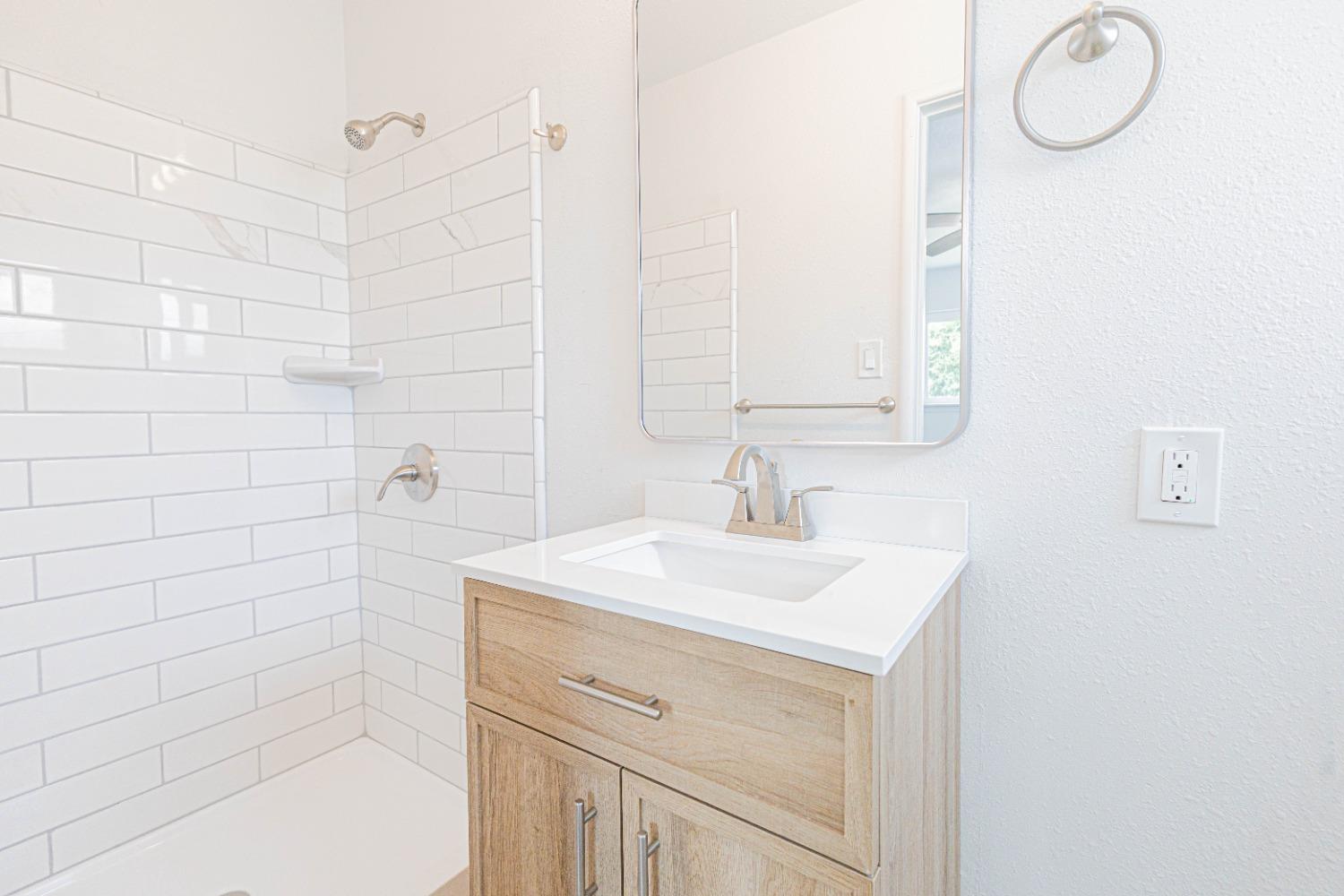 852 West San Gabriel Avenue Clovis, CA 93612 - Photo 13 of 16 a bathroom with a sink a toilet and shower