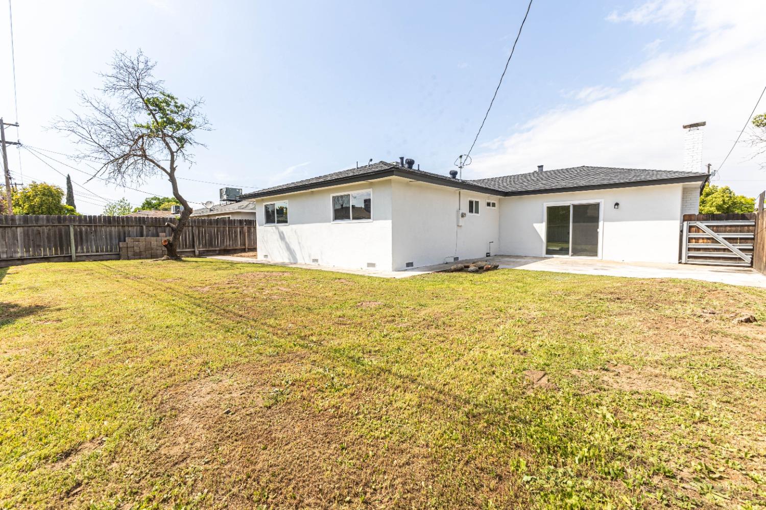 852 West San Gabriel Avenue Clovis, CA 93612 - Photo 15 of 16 a large white house with a swimming pool