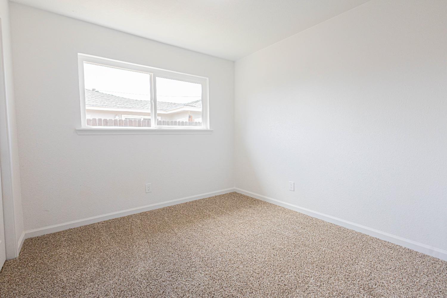 852 West San Gabriel Avenue Clovis, CA 93612 - Photo 7 of 16 an empty room with a window
