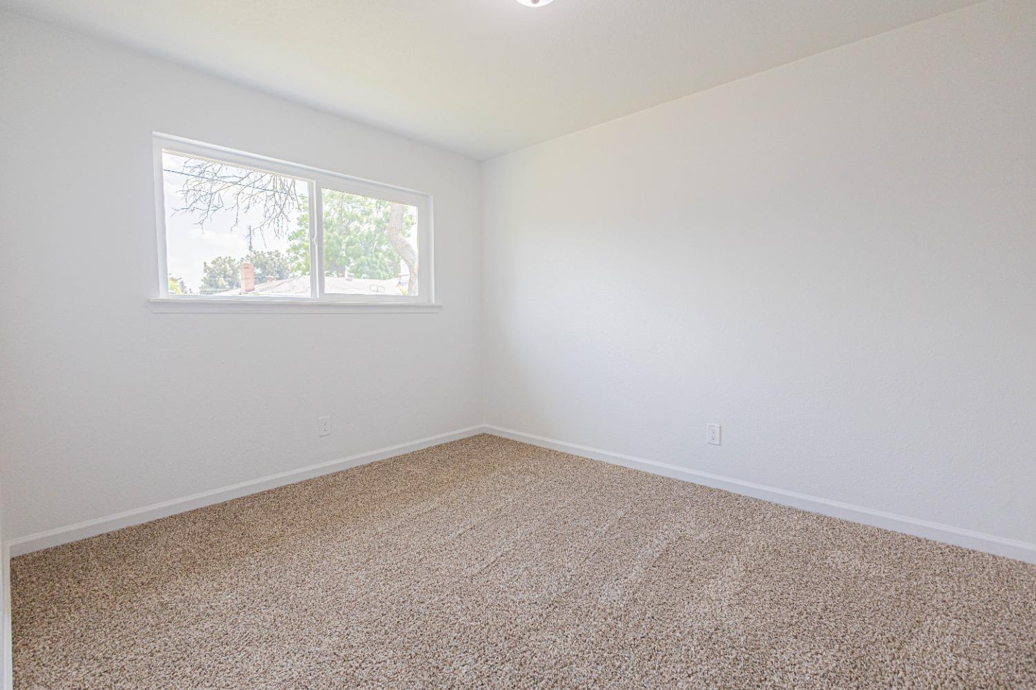 852 West San Gabriel Avenue Clovis, CA 93612 - Photo 8 of 16 an empty room with a window