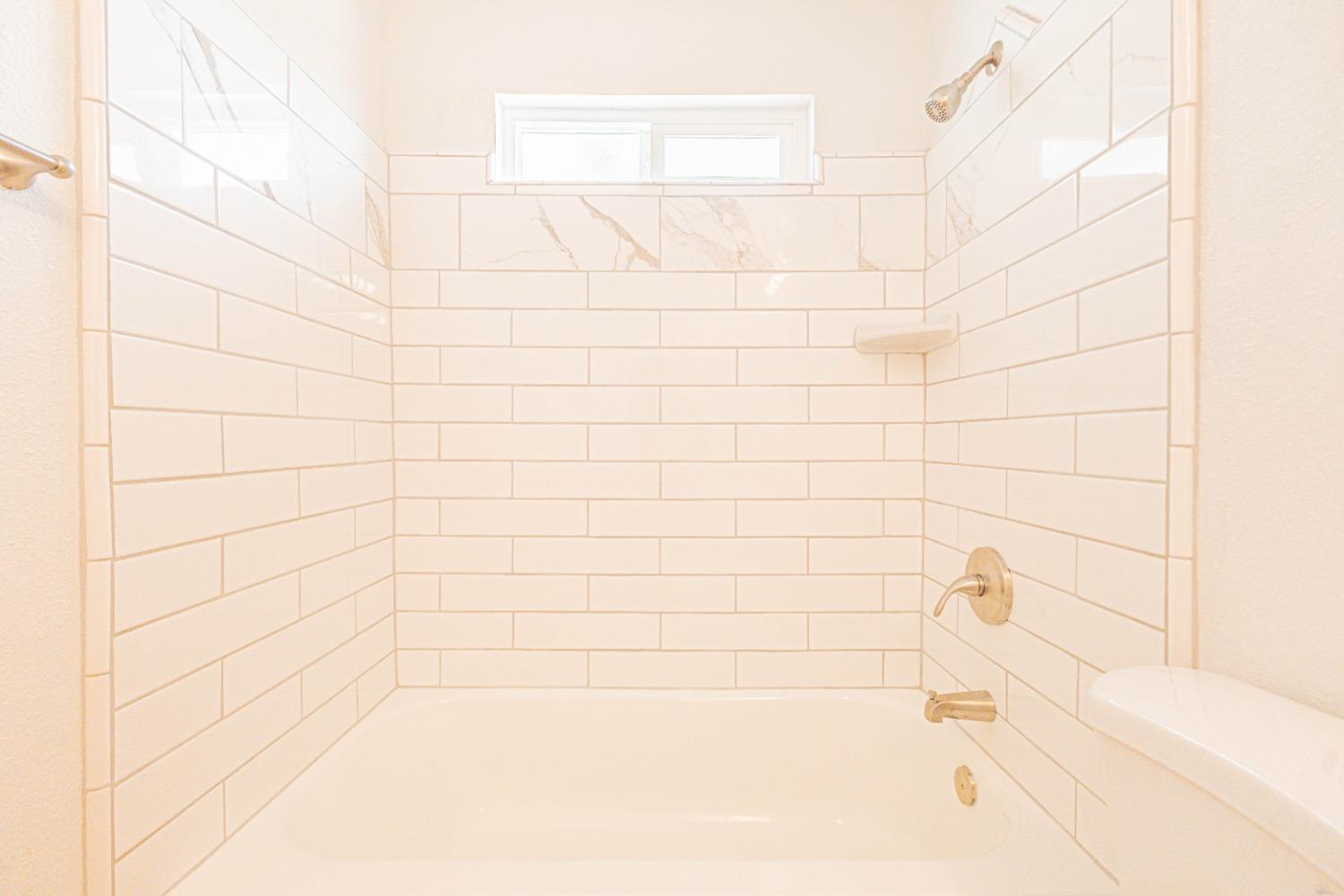 852 West San Gabriel Avenue Clovis, CA 93612 - Photo 10 of 16 a bathroom with a bathtub