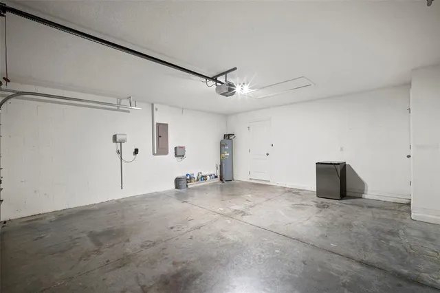 a view of a livingroom with closet and a ceiling fan