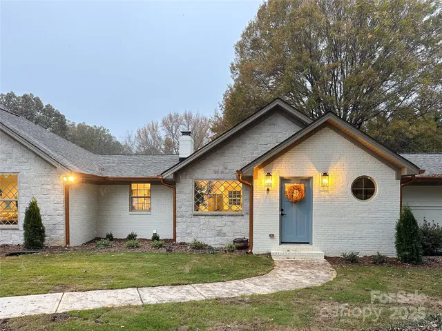 a view of a house with a yard