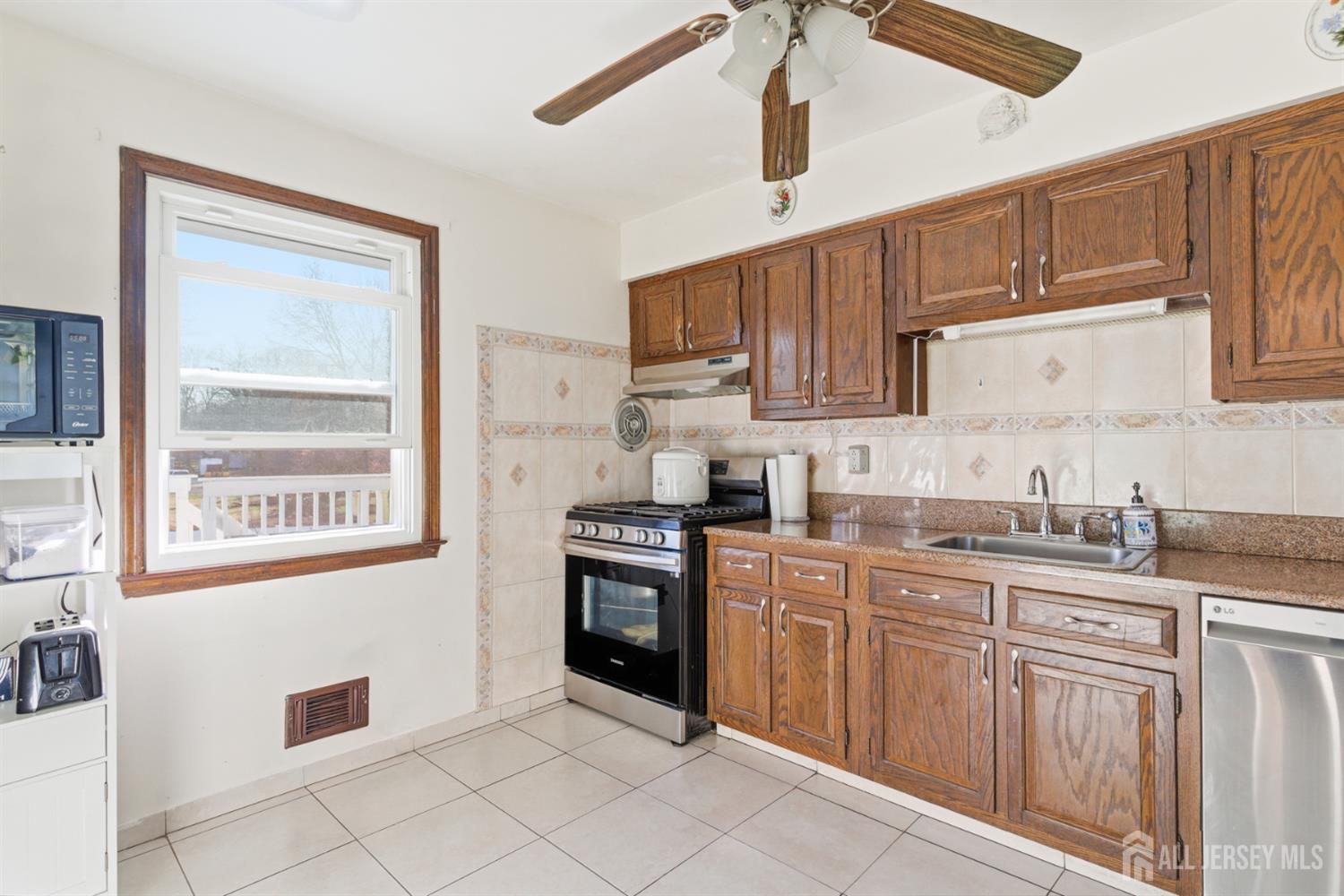 160 Stratton Street South Piscataway, NJ 08854 - Photo 17 of 31