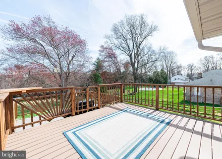 a view of yard with green space