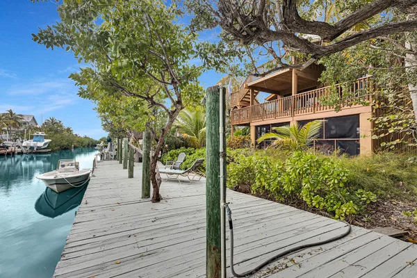 $945,000 | 683 Blackbeard Road, Summerland Key, FL 33042