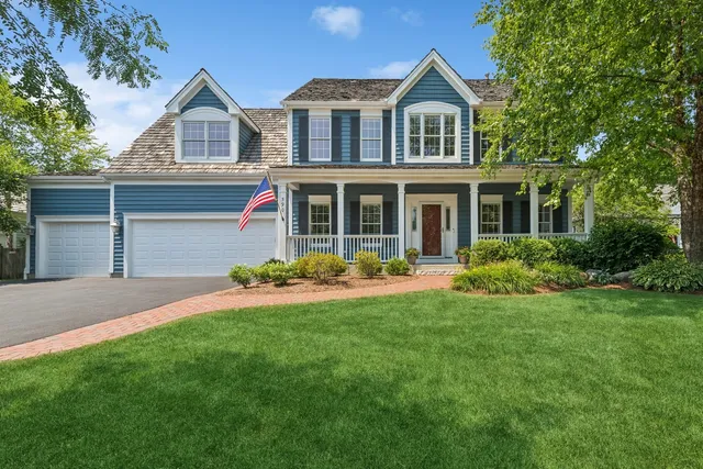 $620,000 | 590 Oxford Lane, Lindenhurst, IL 60046